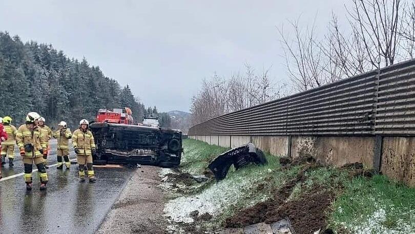 Crash mit Kleinbus auf A1 in Thalgau
