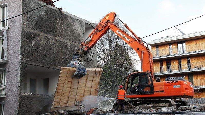 Bagger frisst sich durch Wohnblock