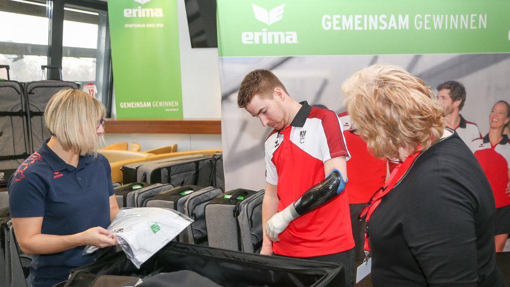 Paralympics-Athleten eingekleidet