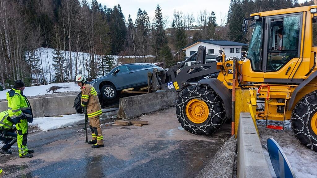 auto auf betonwand annaberg
