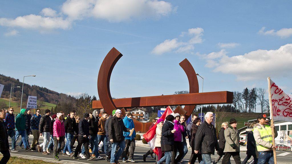 200 Personen demonstrieren gegen Asyl-Großquartier in Straniakstraße