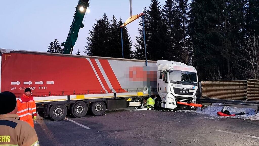 A10 bei Hüttau: Sattelschlepper contra Pkw