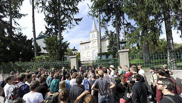 Spaziergang zu angeblichem NSA-Stützpunkt in Wien