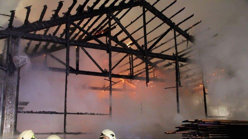 Sägewerk in Vollbrand: Löscharbeiten