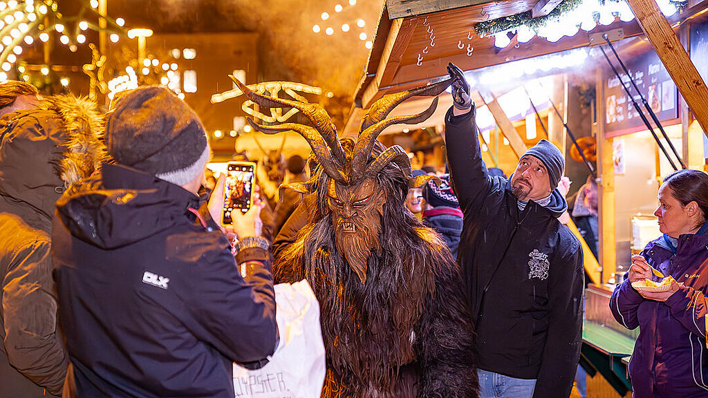 Alt Gnigler Krampusse beim Weihnachtsmarkt am Mirabellplatz