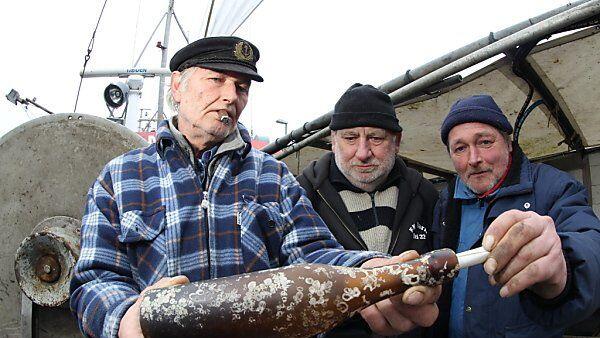 Verkäufer Konrad Fischer (l.) mit der Flaschenpost