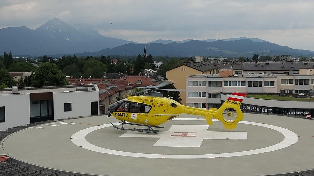 Einsatzübung mit brennendem Hubschrauber