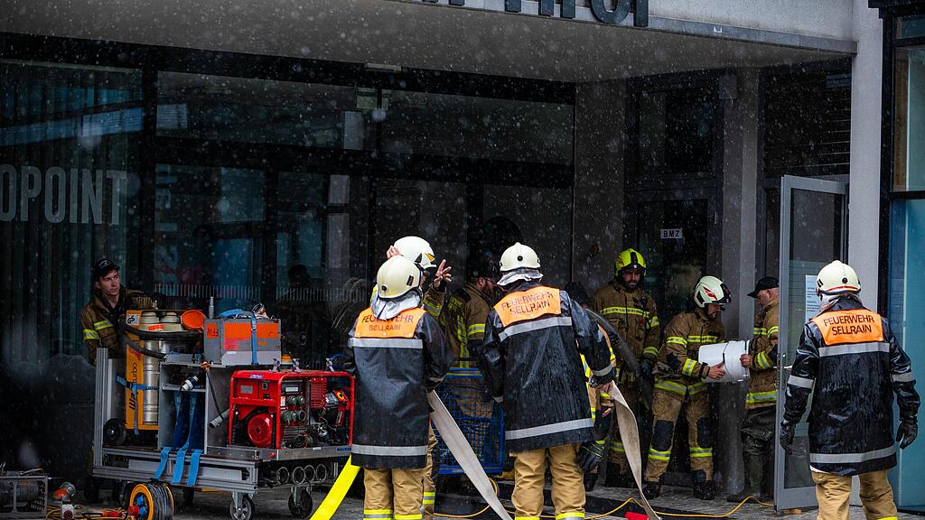 Aufräumarbeiten nach Überschwemmungen in Kufstein