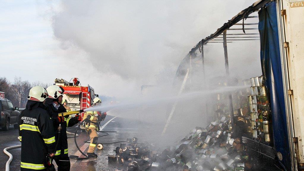 Lkw-Anhänger brennt auf A1 aus