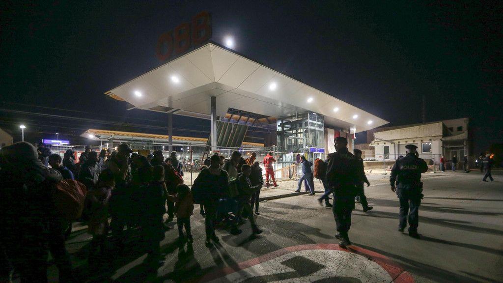 OÖ: Zahlreiche Flüchtlinge verbringen Nacht an Grenze