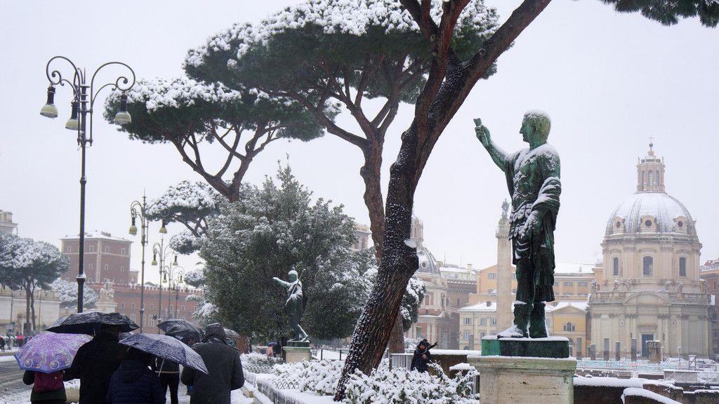 Rom versinkt im Schnee