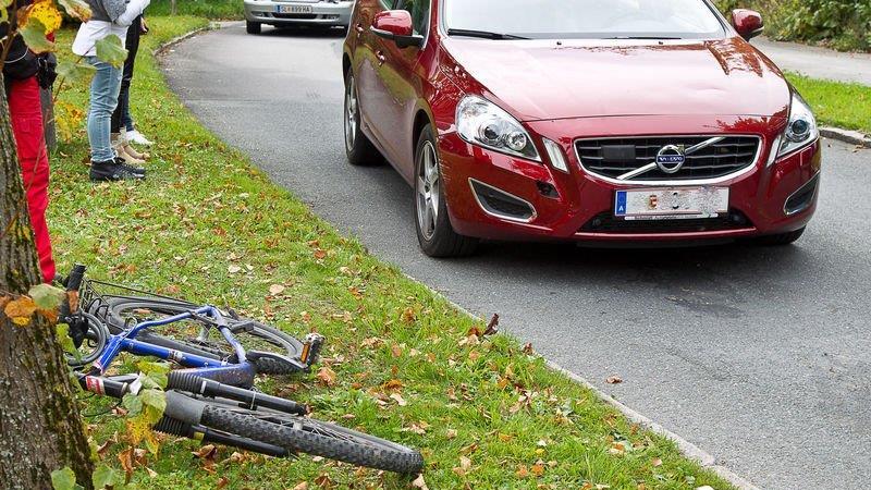 Radfahrer von Auto erfasst