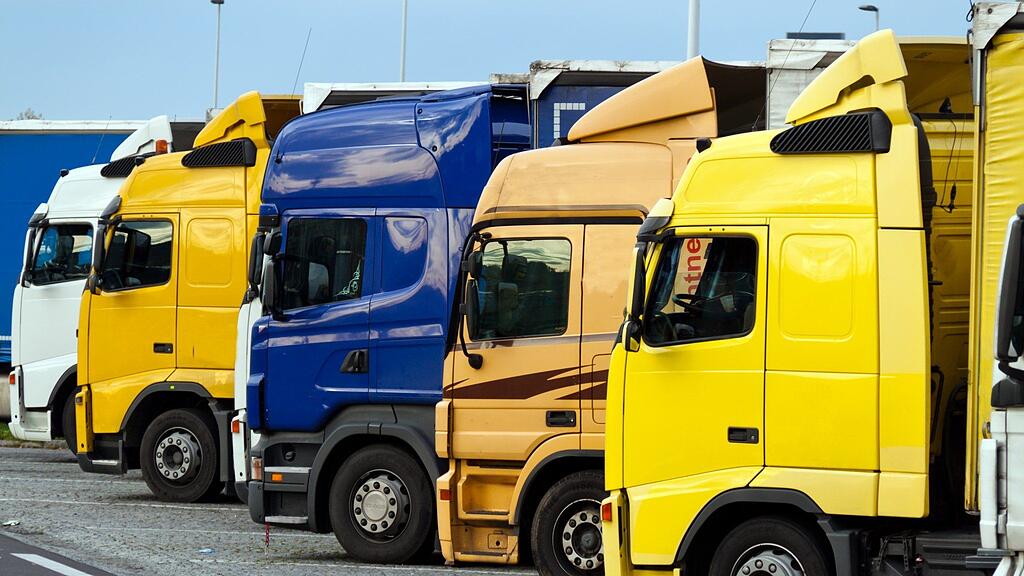 Der Pensionist stürzte als Folge eines Herzinfarktes von dem Lkw.