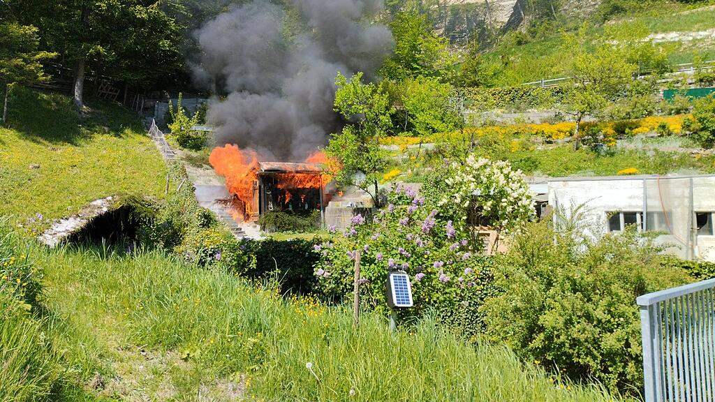 Bienenhütte in Hallein in Vollbrand