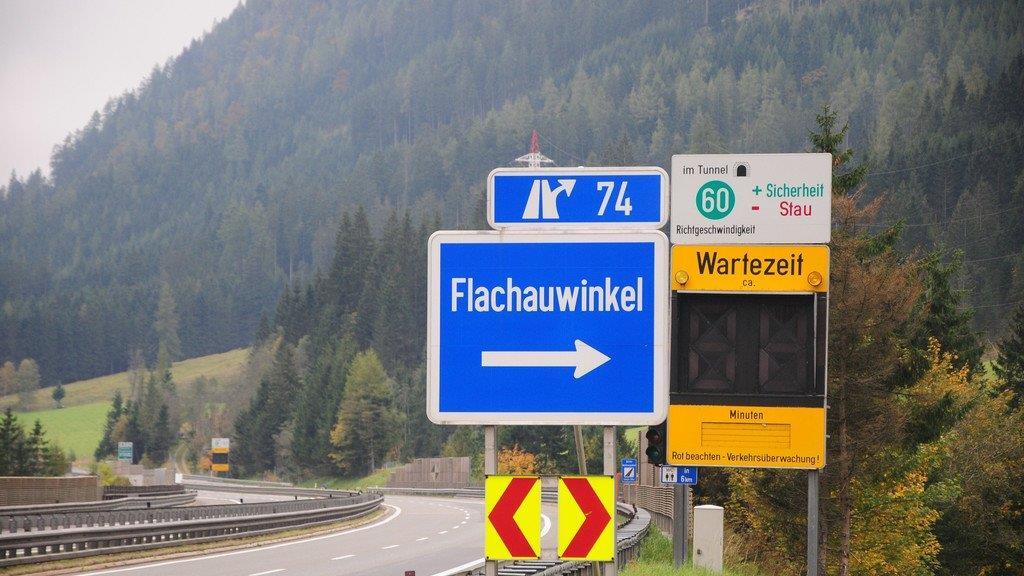 Pkw rast Polizei davon