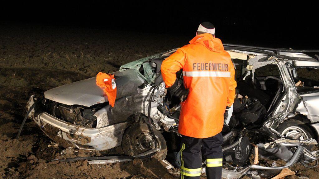 Für das Pärchen kam jede Hilfe zu spät. Der 28-jährige Pkw-Lenker starb noch an der Unfallstelle, seine 26 Jahre alte Freundin wenig später im Krankenhaus.