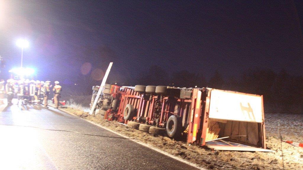 Fridolfing: Lkw umgekippt
