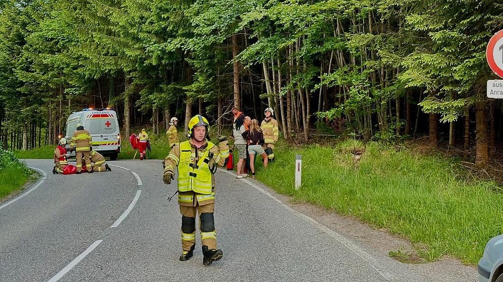 Motorradfahrer prallt in Nußdorf gegen Baum