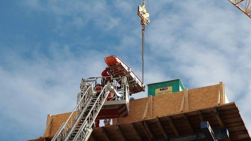 Arbeiter stürzt von Dach