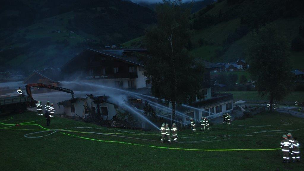 Leerstehendes Hotel brennt in Rauris nieder