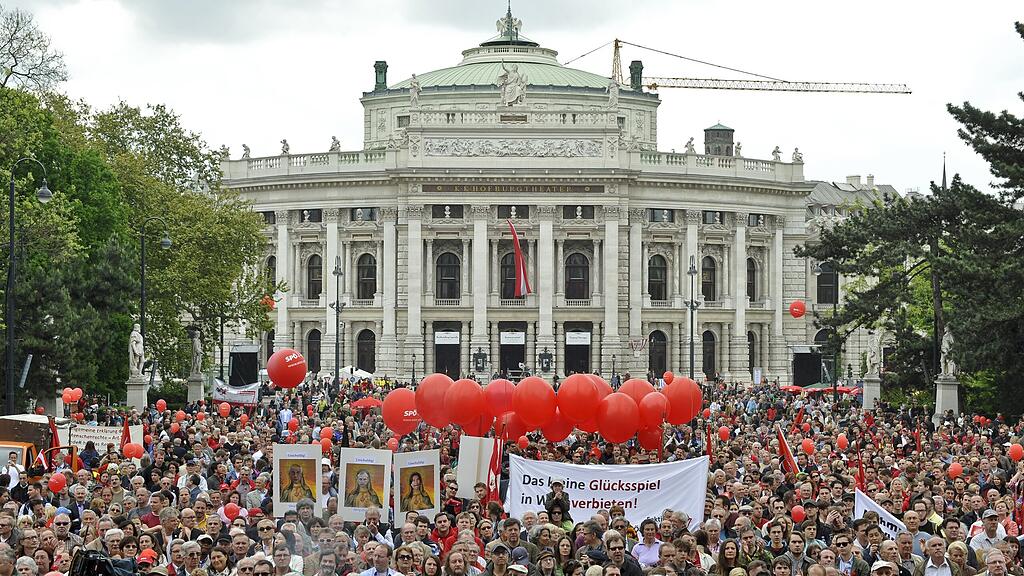 Auch in Österreich finden alljährlich Maiaufmärsche statt.
