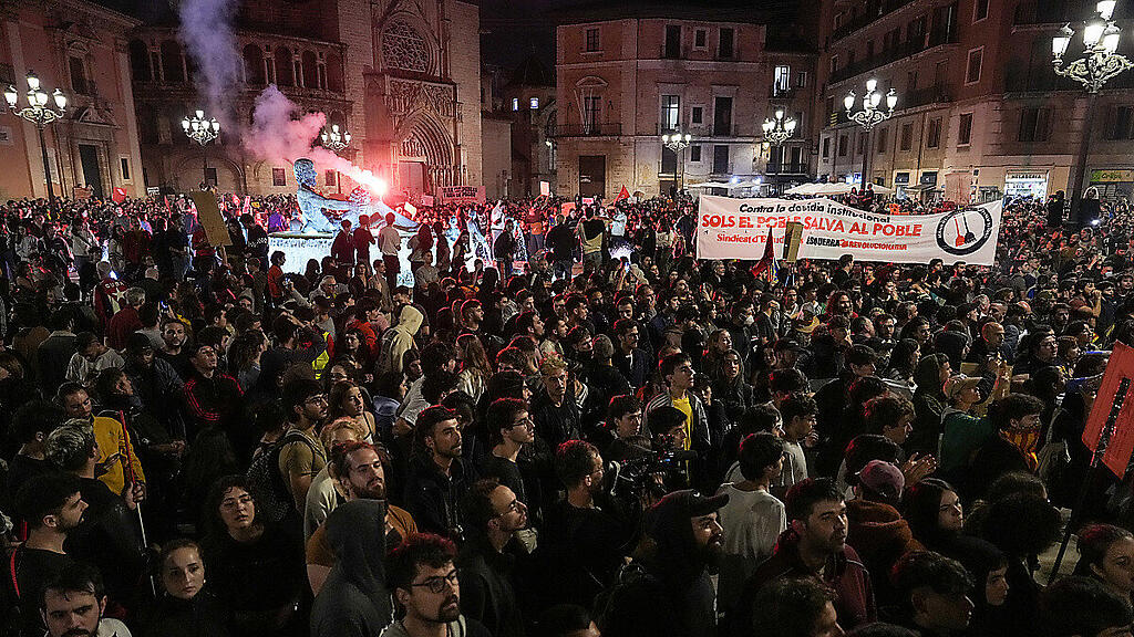 Massenprotest wegen Flutkatastrophe in spanischer Stadt Valencia