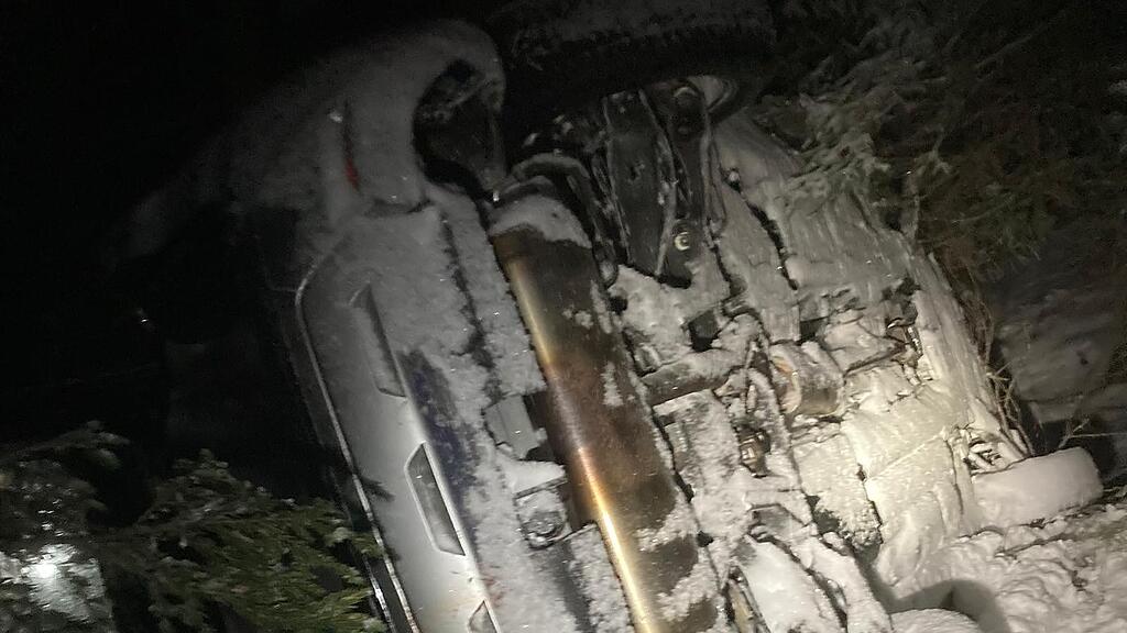 Pkw hängt in Wald im Pinzgau an Baum fest: Drei Verletzte