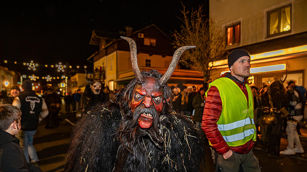 Krampuslauf im Ortszentrum, Großgmain