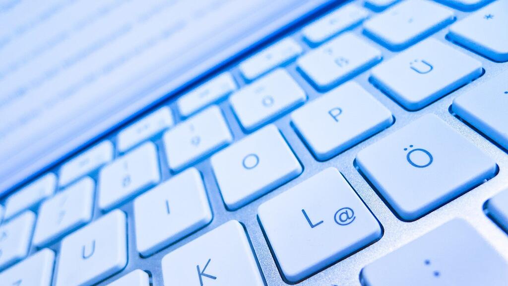 Ein EDV-Administrator erschlich sich in Salzburg Handys und Computer.