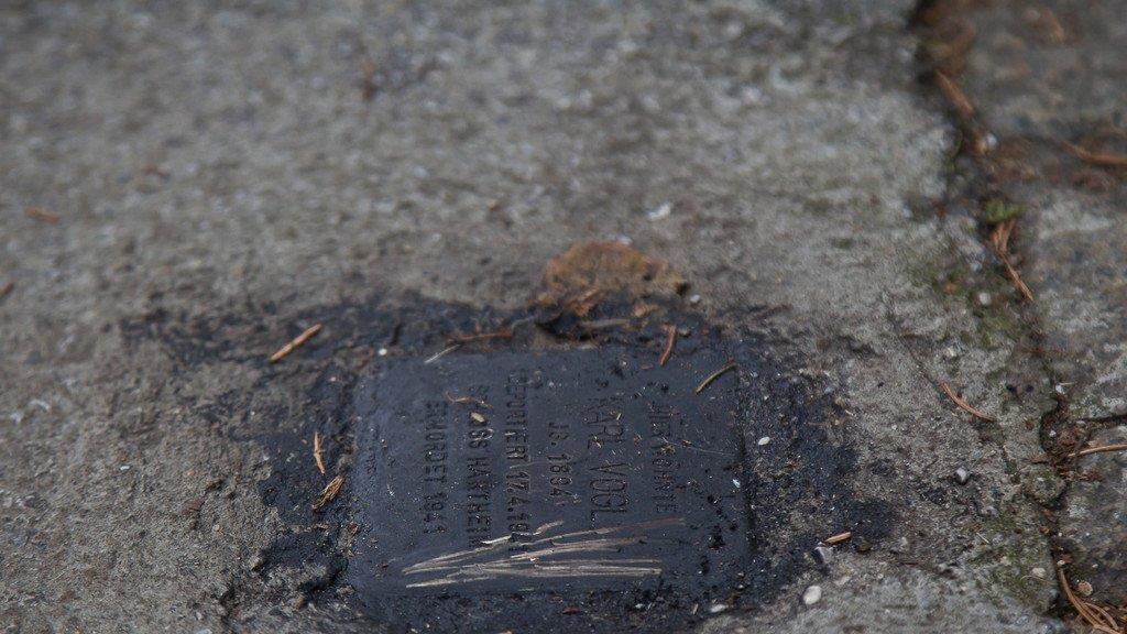 Erneut Stolpersteine in Salzburg beschmiert