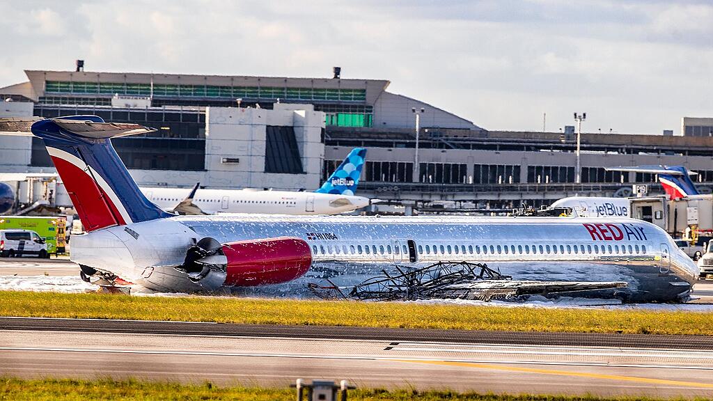 Flugzeug brennt auf Flughafen Miami