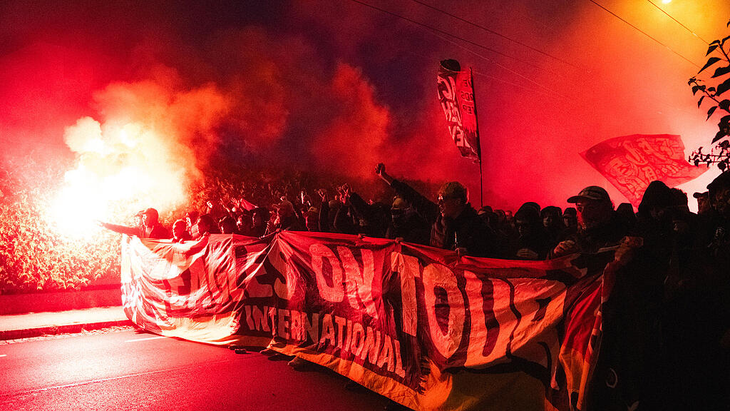 Fanmarsch von Go Ahead Eagles in Salzburg