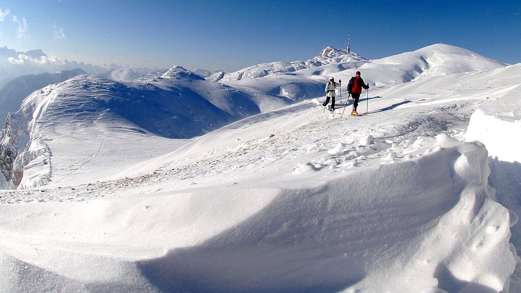 Der schneearme Winter treibt die Tourengeher auf die beschneiten Pisten.