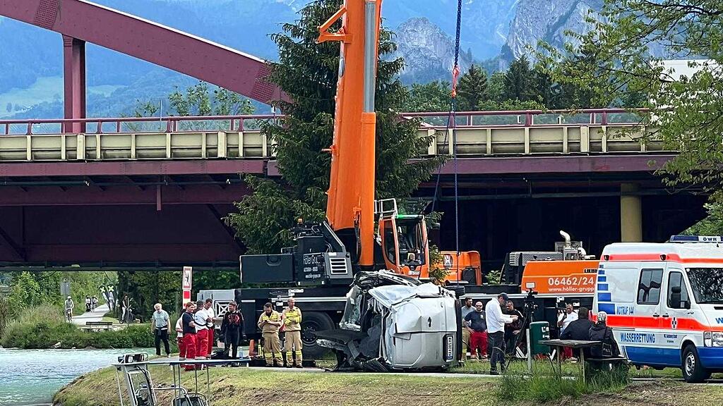 Hallein: Klein-Lkw aus Salzach geborgen II