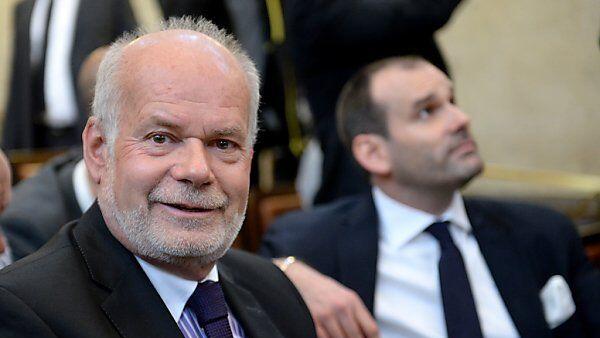 Ainedter vertrat den ehemaligen kasachischen Botschafter
