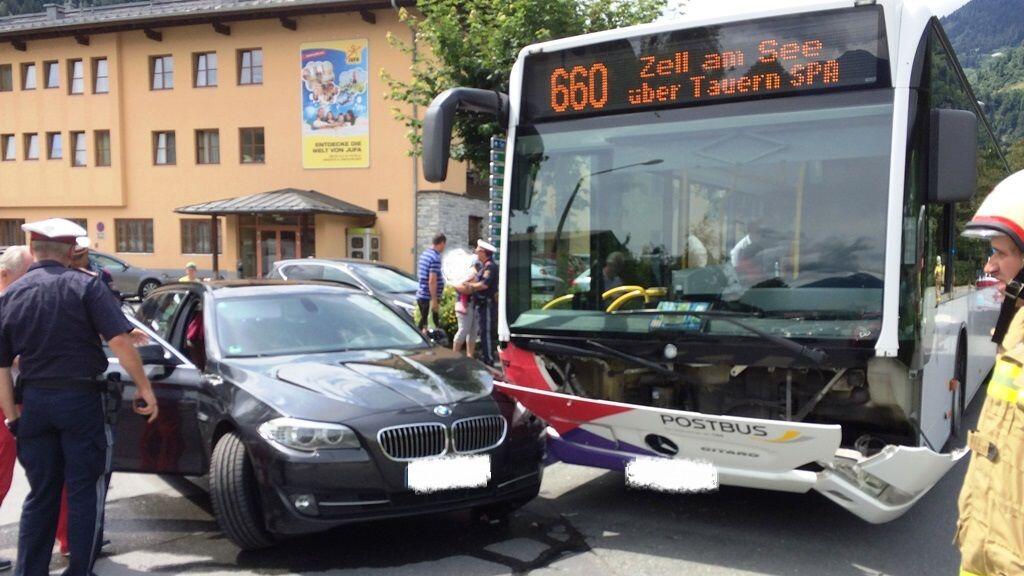 Bei dem Zusammenstoß wurden zwei Frauen verletzt.