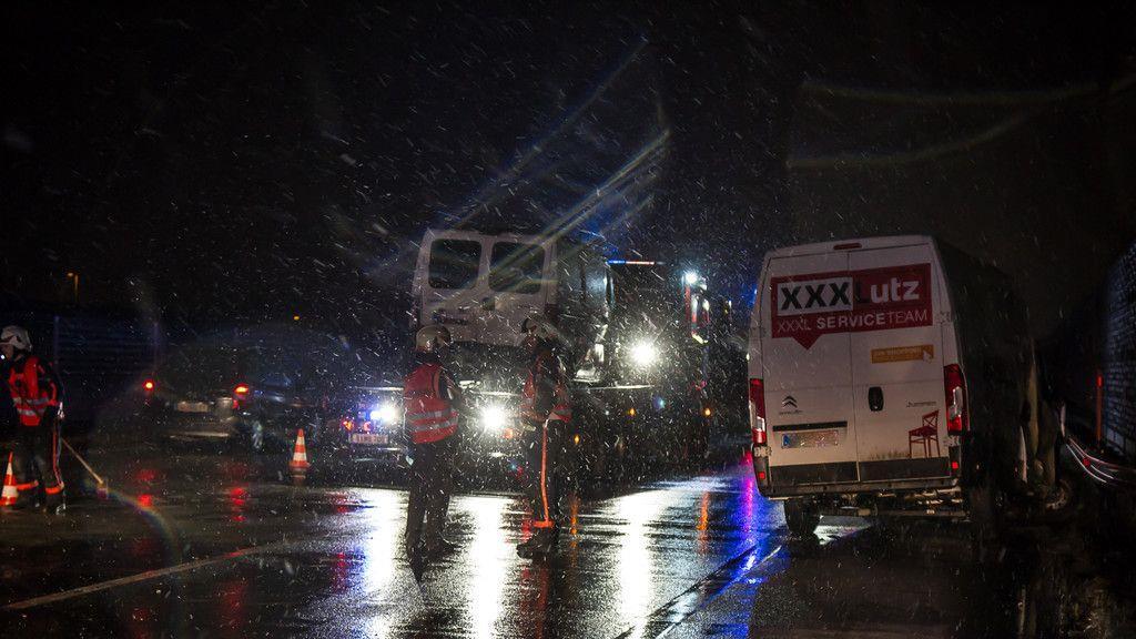 Zwei Verletzte bei Unfall mit Klein-Lkw auf A1
