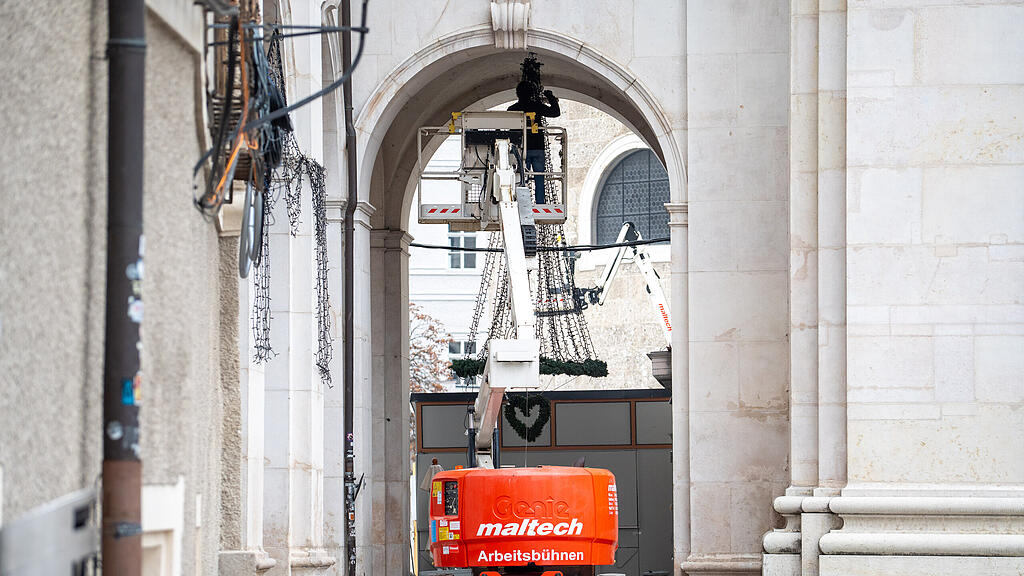 Aufbau Christkindlmarkt