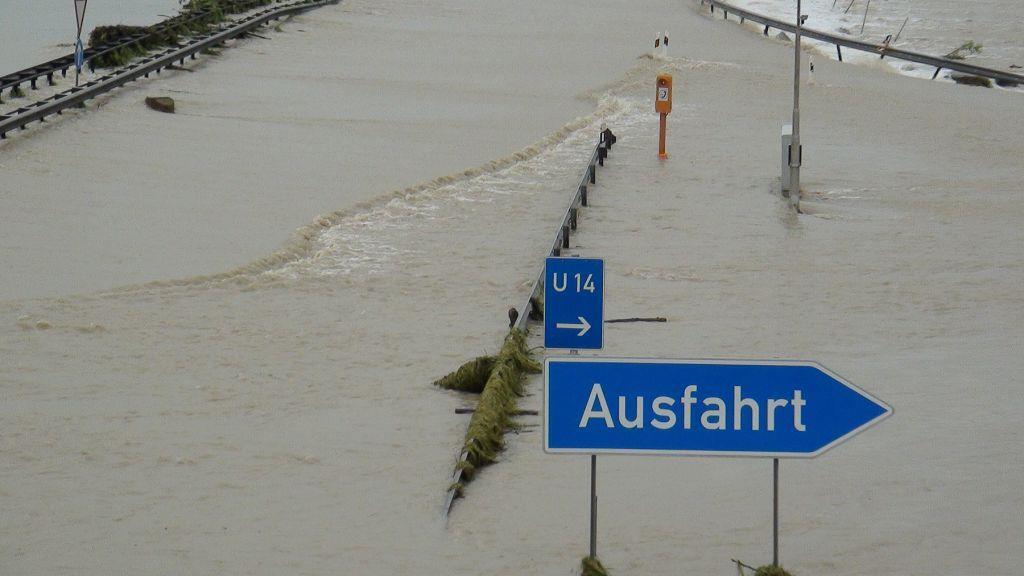 A8 überflutet