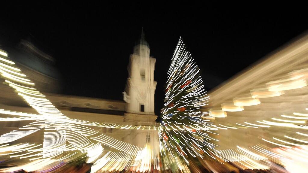 Nach einem gescheiterten Versuch, den Baum für den Salzburger Christkindlmarkt zu holen, versuchen es die Veranstalter am Donnerstag erneut. Der neue Baum kommt aus St. Koloman.
