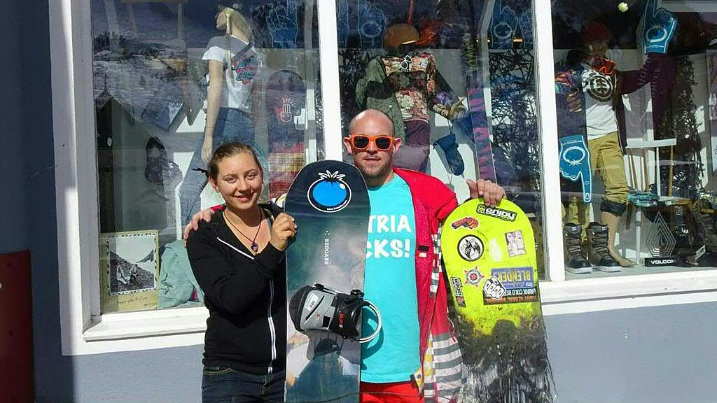 HANDOUT  SALZBURG SNOWBOARD ALS BRENNHOLZ VERWENDET - US-AMERIKANER BEKOMMT NEUES SNOWBOARD GESCHENKT =.jpg