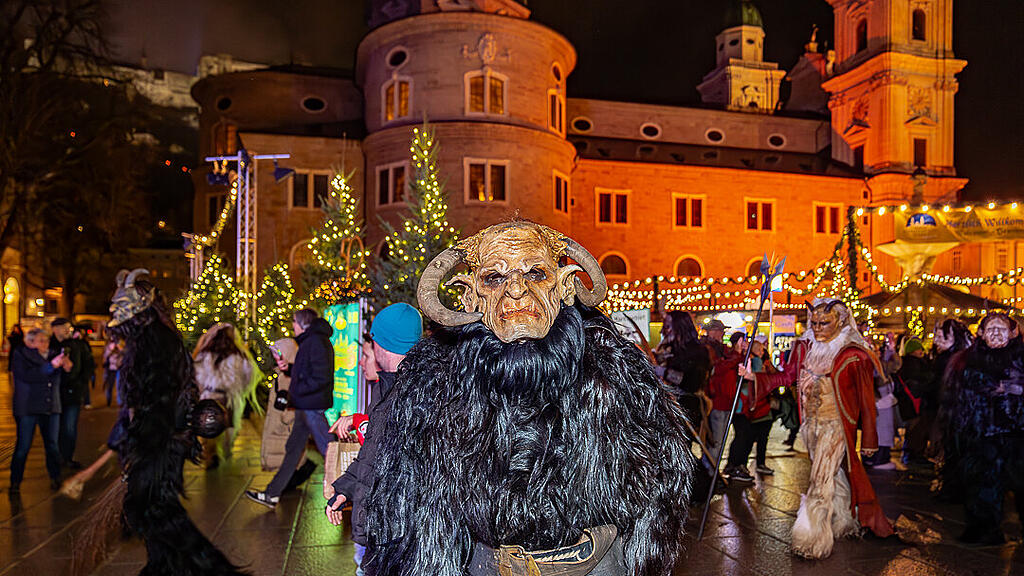 Lauf der Gr\u00f6diger Krampusse in der Altstadt