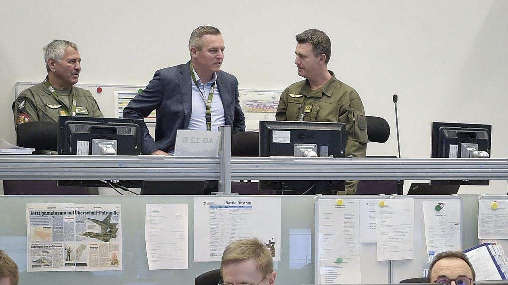 Kunasek besucht Regierungsbunker