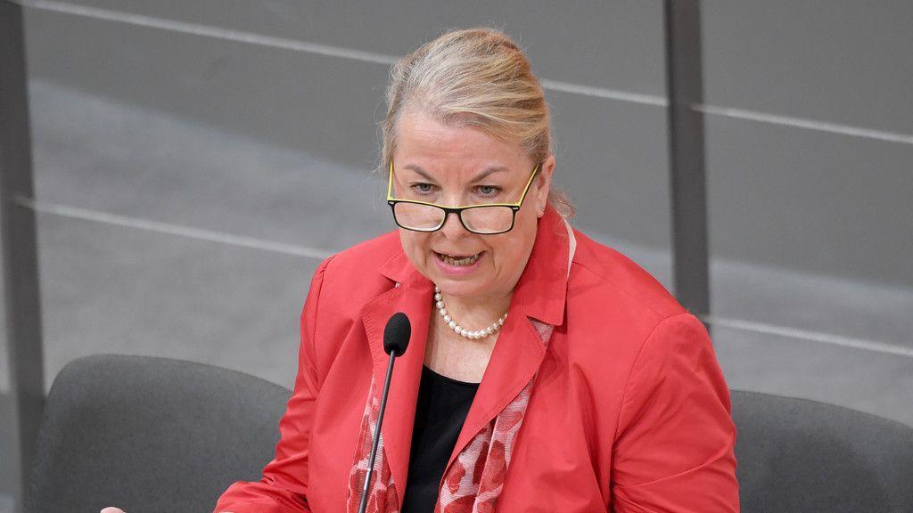 Zwölf-Stunden-Tag: Hitzige Debatte im Nationalrat
