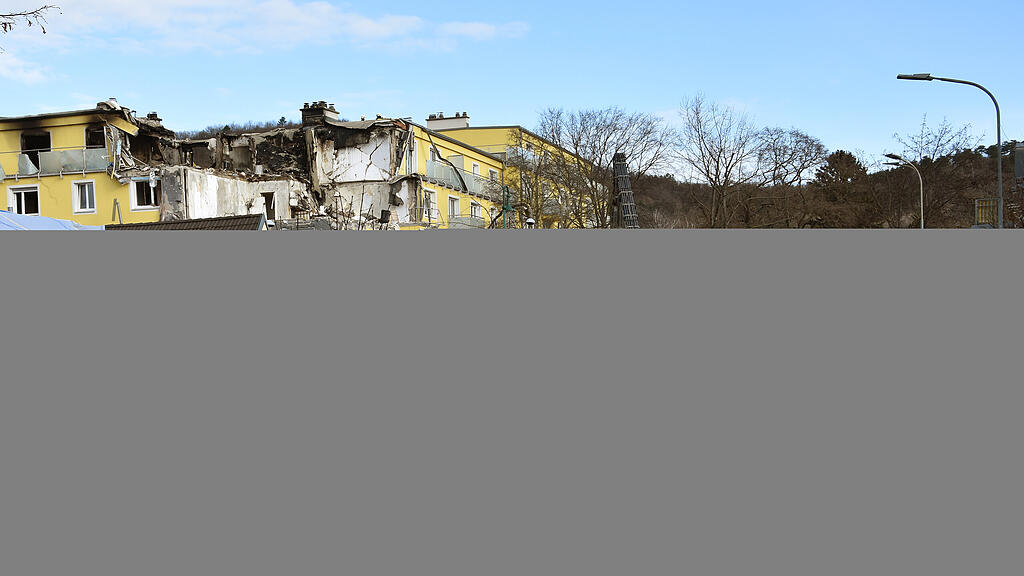 Aufräumarbeiten nach Explosion in Langenzersdorf