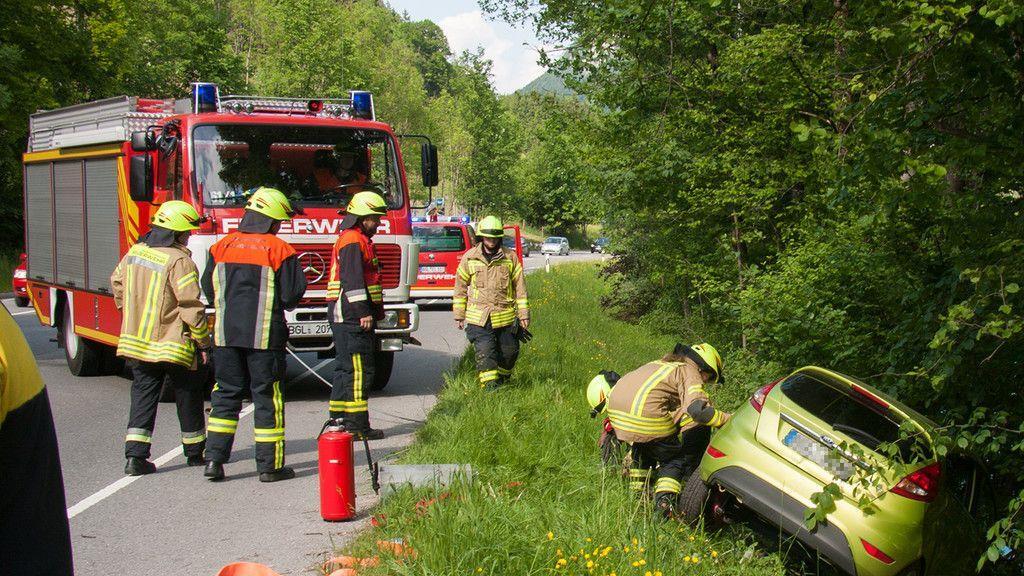 Auto stürzt über Böschung