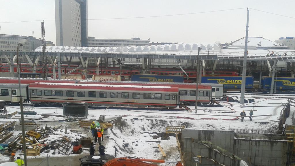 Arbeiter stürzt in Baugrube