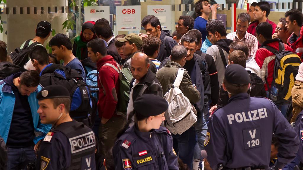 Flüchtlinge in Salzburg: Hauptbahnhof in der Nacht auf Mittwoch