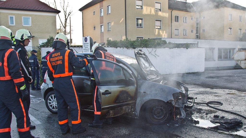 Pkw geht in Flammen auf