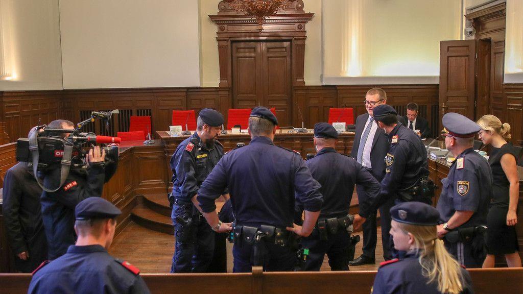 Mutter getötet: Prozess in Ried